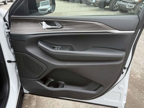 New 2025 Jeep Grand Cherokee Limited w/ Black Appearance Package AWD/4WD image 8