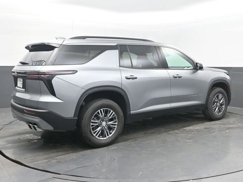 Used 2025 Chevrolet Traverse LT image 9