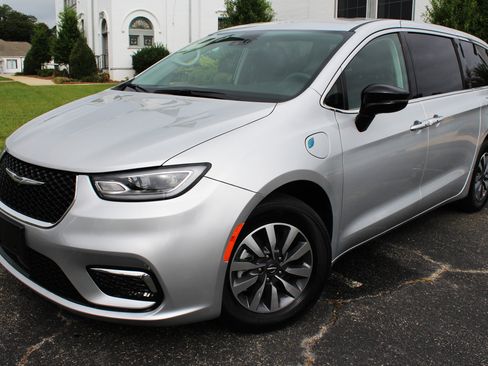 Used 2024 Chrysler Pacifica Select image 12