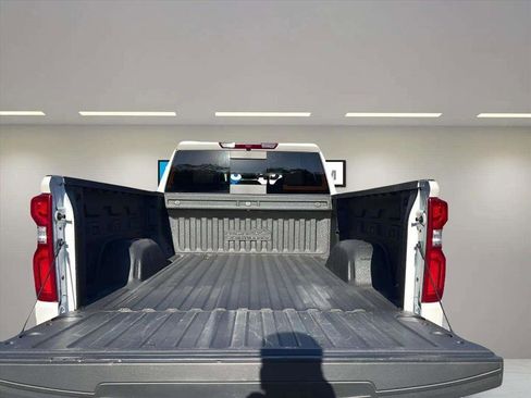 Used 2022 Chevrolet Silverado 1500 High Country w/ High Country Premium Package image 9