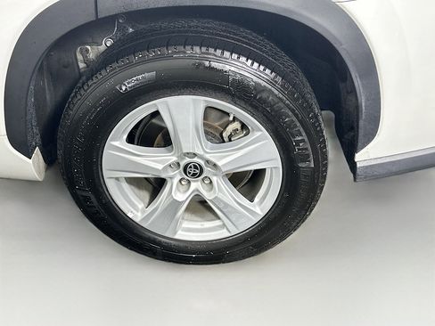 Used 2024 Toyota Highlander LE image 11