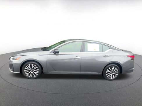 Used 2025 Nissan Altima 2.5 SV FWD image 9