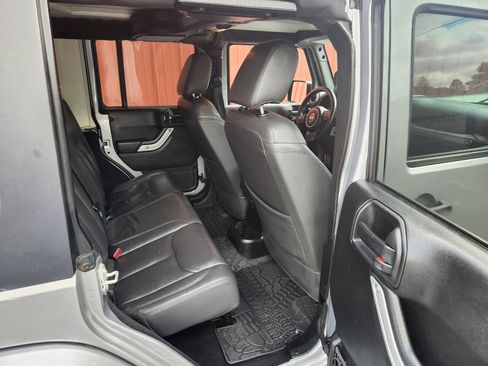 Used 2017 Jeep Wrangler Unlimited Sahara AWD/4WD image 14
