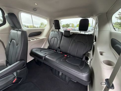 Used 2023 Chrysler Pacifica Touring-L AWD/4WD image 26