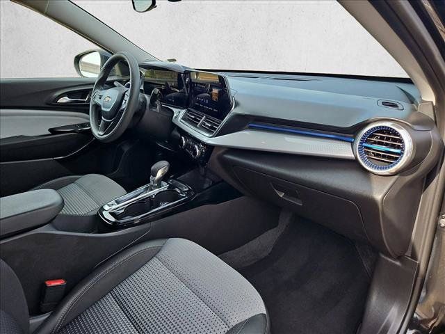 Used 2025 Chevrolet Trax LT FWD image 20