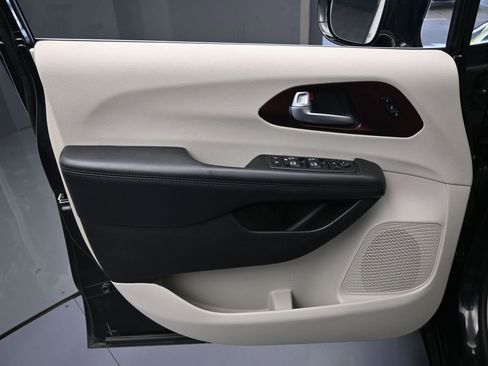 Used 2019 Chrysler Pacifica Limited image 13