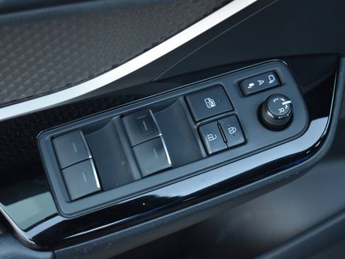 Used 2021 Toyota C-HR Limited image 7