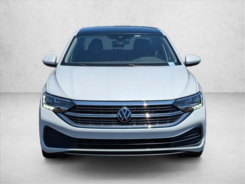 Used 2024 Volkswagen Jetta SE FWD image 2