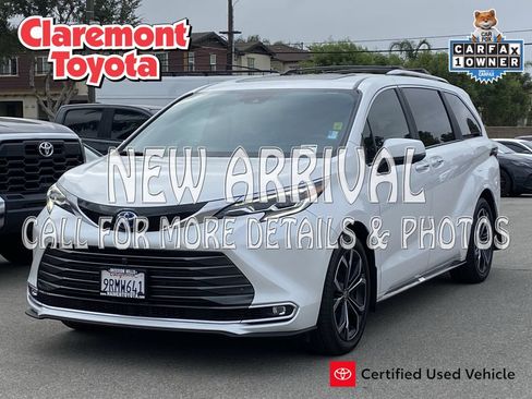 Certified 2025 Toyota Sienna Platinum FWD image 1