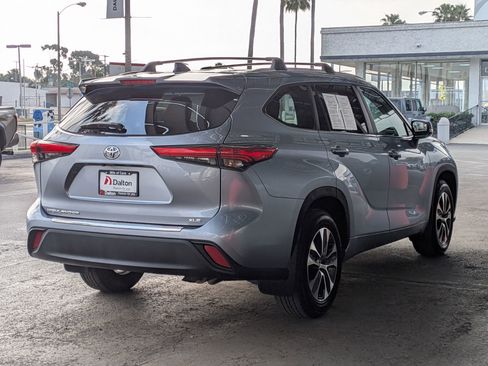 Used 2023 Toyota Highlander XLE image 4