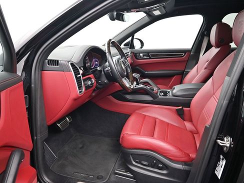 Used 2023 Porsche Cayenne S Platinum image 4