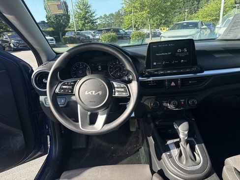 Used 2022 Kia Forte LXS FWD image 4