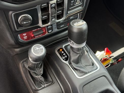 Used 2024 Jeep Wrangler Unlimited Rubicon AWD/4WD image 24