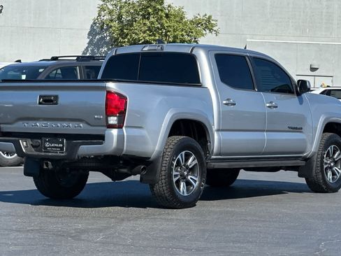 Used 2018 Toyota Tacoma TRD Sport RWD image 2