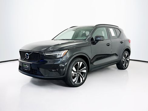 Used 2025 Volvo XC40 B5 Plus AWD/4WD image 3