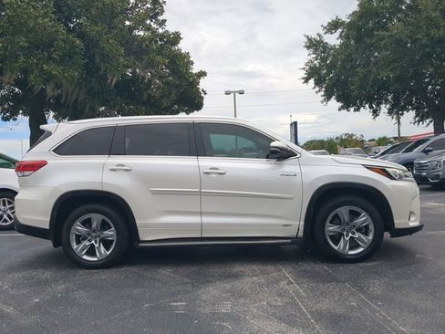 Used 2017 Toyota Highlander Limited image 3