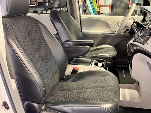 Used 2012 Toyota Sienna SE FWD image 20
