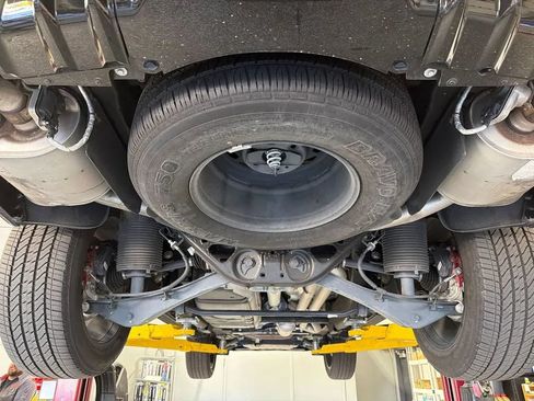 Used 2023 Cadillac Escalade ESV V AWD/4WD image 22