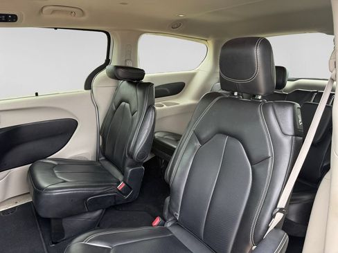 Used 2024 Chrysler Pacifica Touring-L FWD image 37
