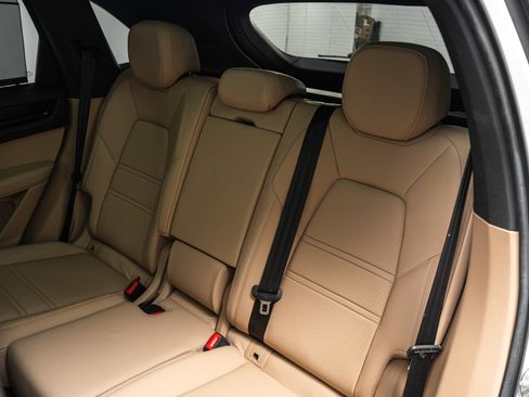 Used 2023 Porsche Cayenne AWD/4WD image 16