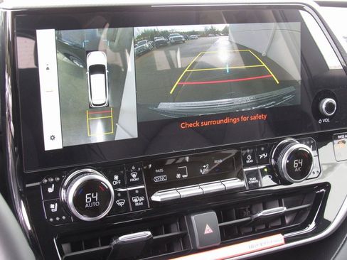 New 2025 Toyota Highlander Platinum image 38