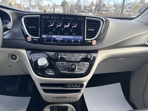 Used 2024 Chrysler Pacifica Touring-L image 25