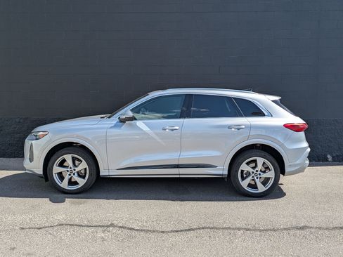 Certified 2025 Audi Q5 Premium Plus w/ Premium Plus AWD/4WD image 9