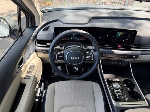 Used 2025 Kia Carnival EX FWD image 4