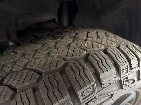 Used 2025 Jeep Gladiator Sport image 7