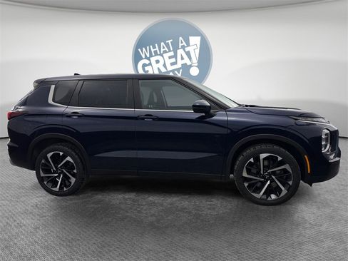 Used 2022 Mitsubishi Outlander SE image 2