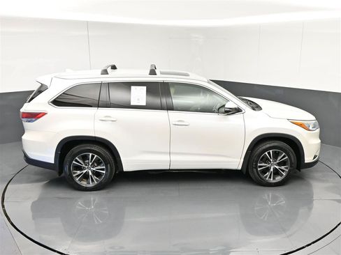 Used 2016 Toyota Highlander XLE AWD/4WD image 24