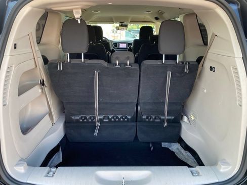 Used 2023 Chrysler Voyager LX FWD image 5