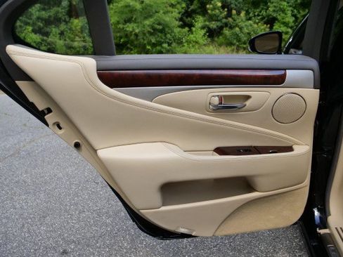 Used 2016 Lexus LS 460 w/ Comfort Package RWD image 36