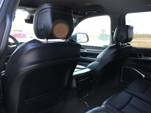 Used 2024 Jeep Wagoneer L Series II w/ Flexible Seating Group AWD/4WD image 26