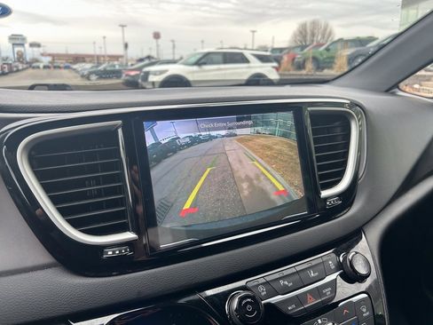 Used 2025 Chrysler Pacifica Select image 23