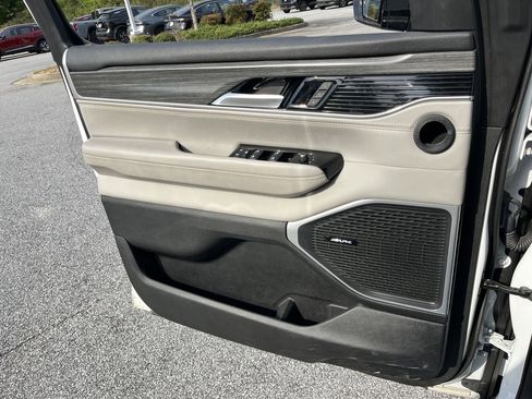 Used 2024 Jeep Wagoneer L Series II RWD image 15