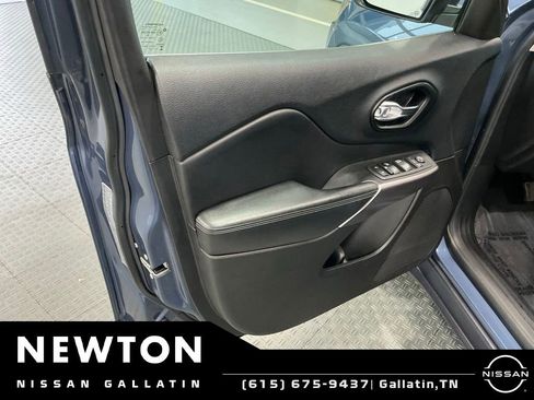 Used 2021 Jeep Cherokee Latitude Lux w/ Comfort/Convenience Group AWD/4WD image 31