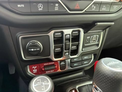 Used 2025 Jeep Gladiator Mojave AWD/4WD image 14