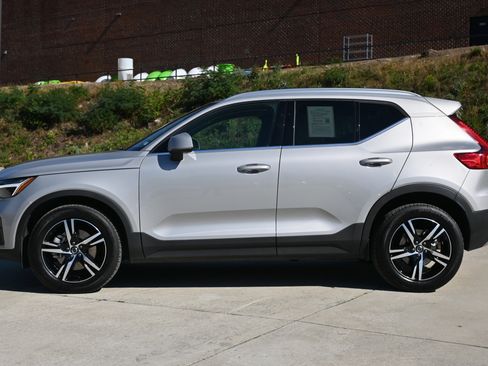 Used 2025 Volvo XC40 B5 Core image 6