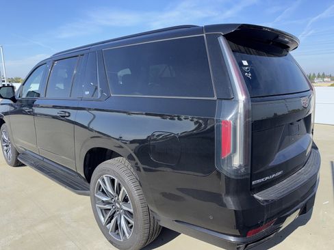 Used 2023 Cadillac Escalade ESV Sport image 2