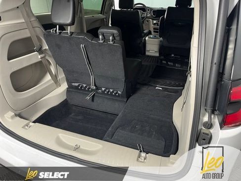 Used 2024 Chrysler Pacifica Touring-L AWD/4WD image 14