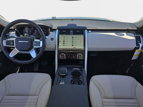 New 2025 Land Rover Discovery S image 9