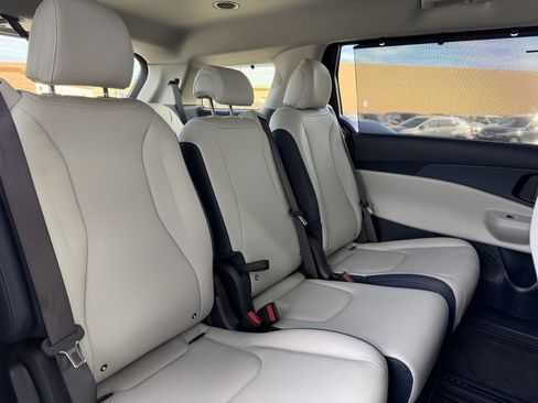 Used 2025 Kia Carnival EX image 40