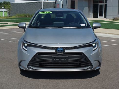 Used 2025 Toyota Corolla XLE FWD image 25