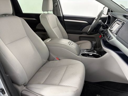 Used 2017 Toyota Highlander LE FWD image 29