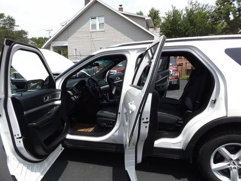 Used 2016 Ford Explorer XLT image 12