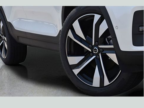 Certified 2025 Volvo XC40 B5 Ultra w/ Protection Package Premier image 35