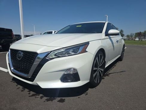 Used 2020 Nissan Altima 2.0 Platinum FWD image 2