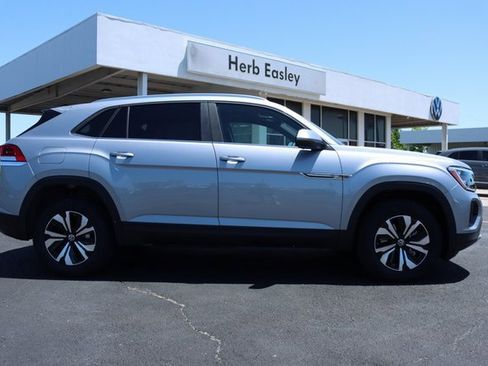 Used 2024 Volkswagen Atlas Cross Sport SE image 2