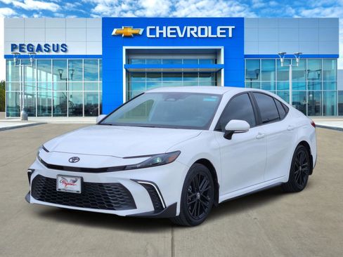 Used 2025 Toyota Camry SE w/ Convenience Package FWD image 2
